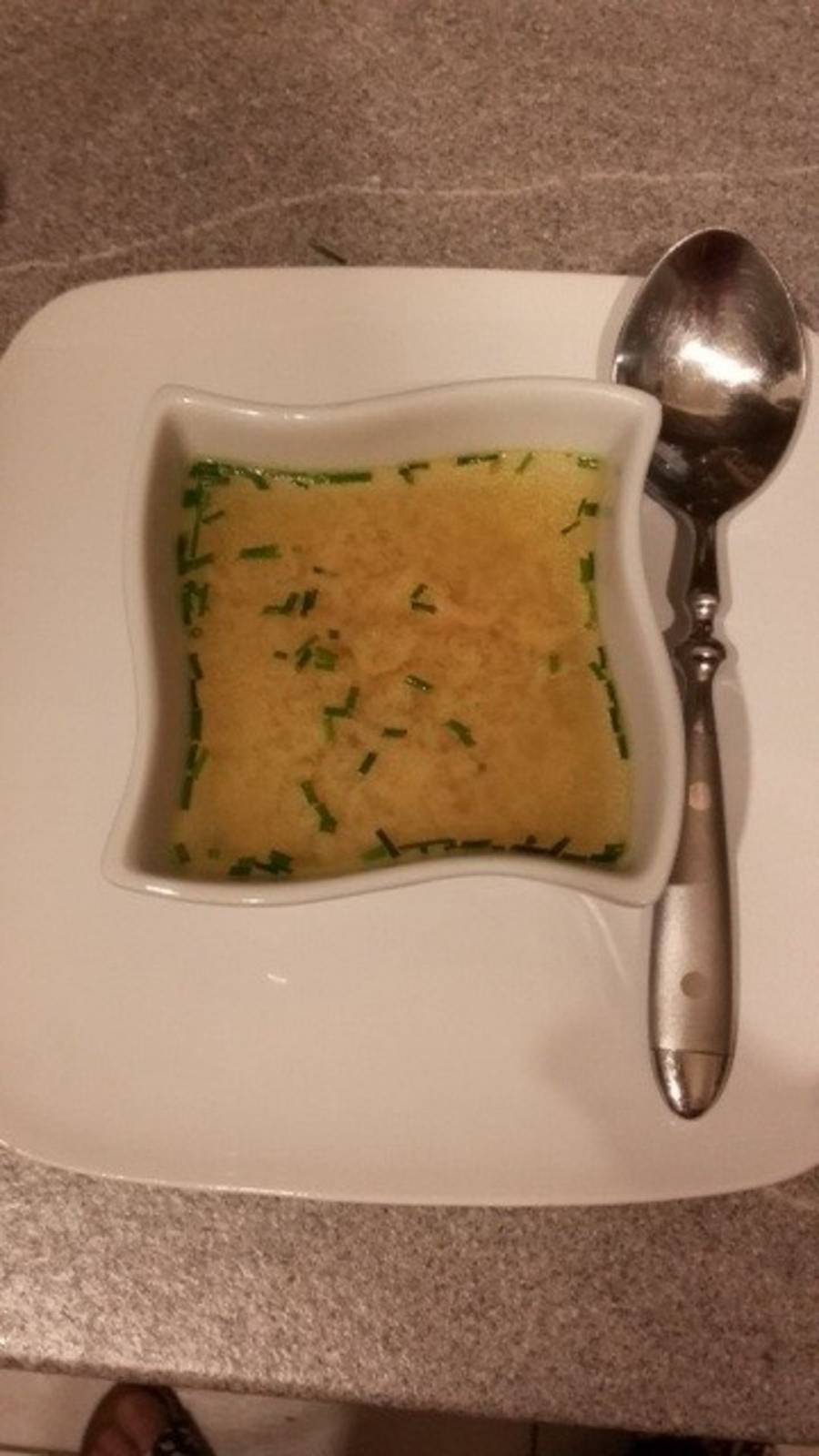 Eintropfsuppe mit Tomatenaroma