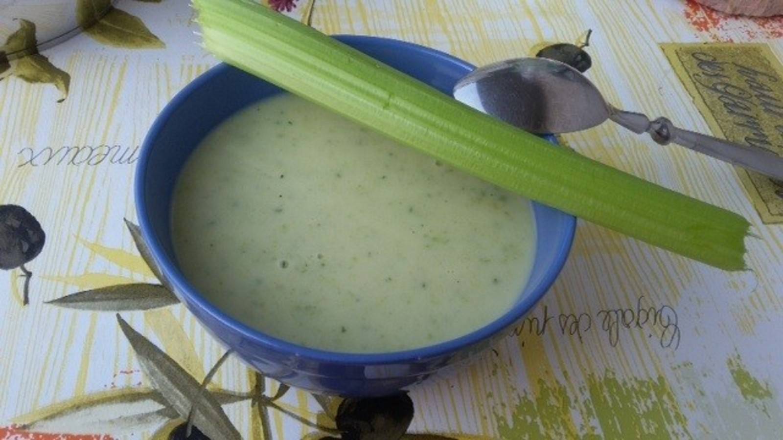 Sellerie-Zucchinisuppe Rezept - ichkoche.de Sellerie-Zucchinisuppe Rezept - ichkoche.de