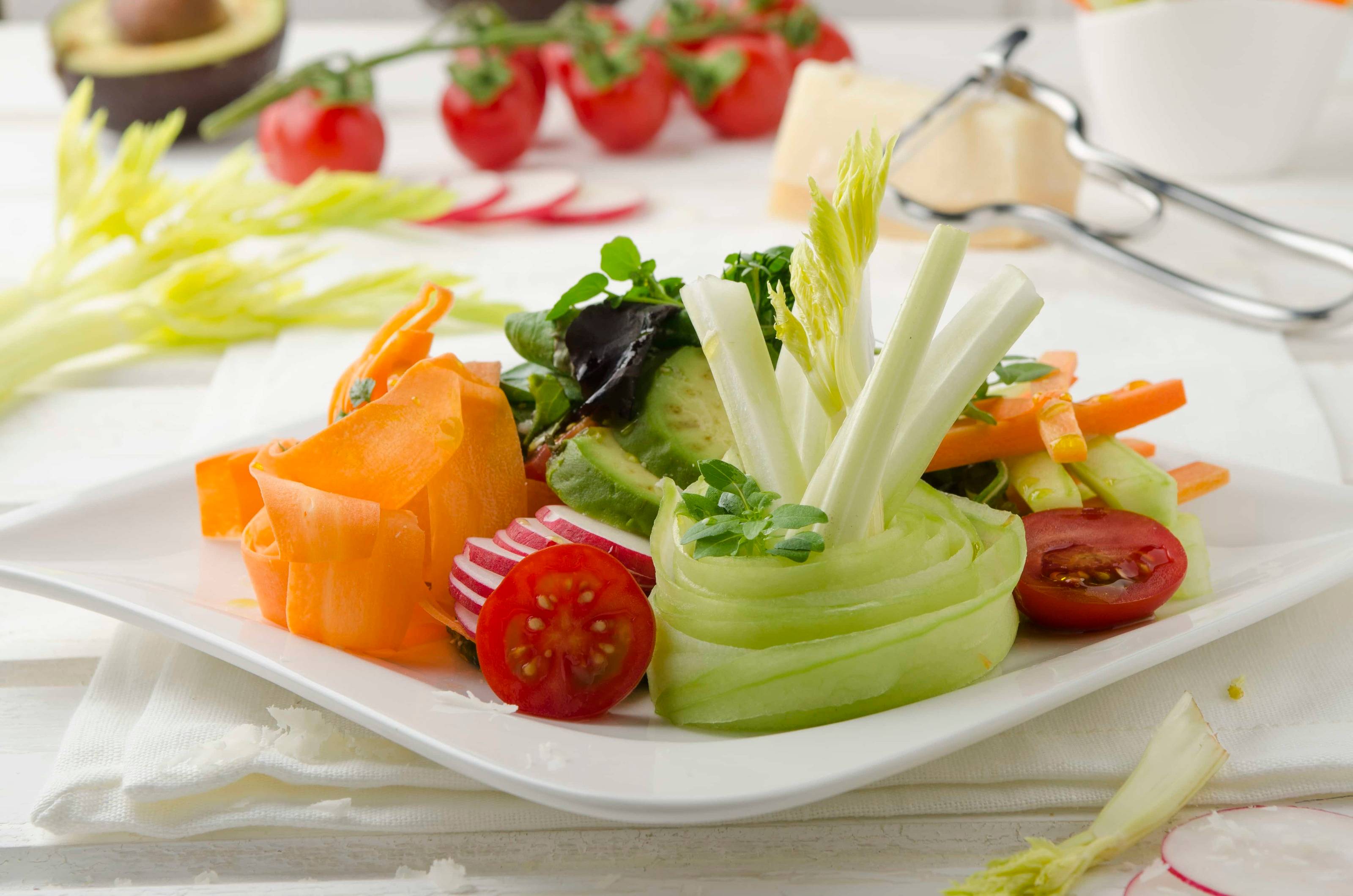 Bunte Salatplatte mit Rohkost und Parmesandressing