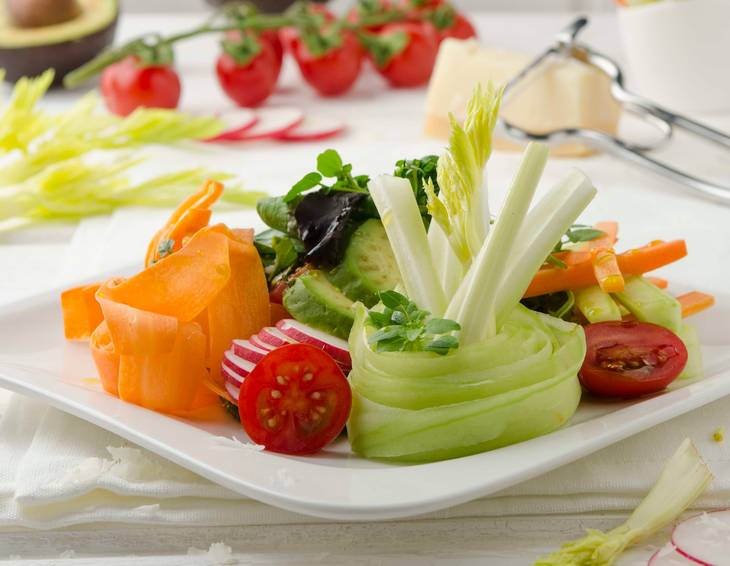 Bunte Salatplatte mit Rohkost und Parmesandressing