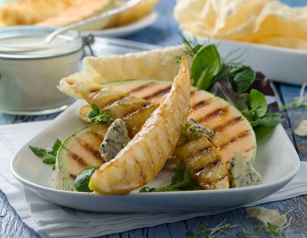 Grill-Melone mit Blauschimmelkäsecreme und Papadam Grill-Melone mit Blauschimmelkäsecreme und Papadam