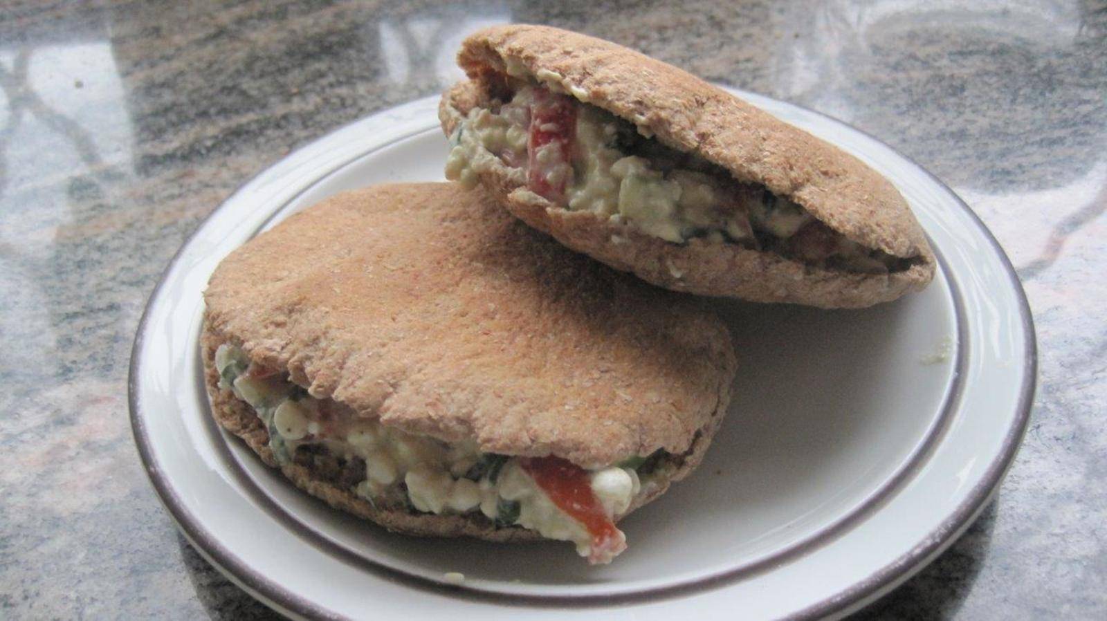 Pitabrot mit Avocado und Hüttenkäse Rezept - ichkoche.de