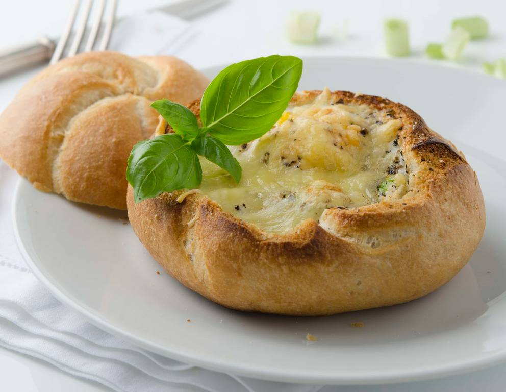 Gefülltes Frühstücksweckerl Gefülltes Frühstücksweckerl