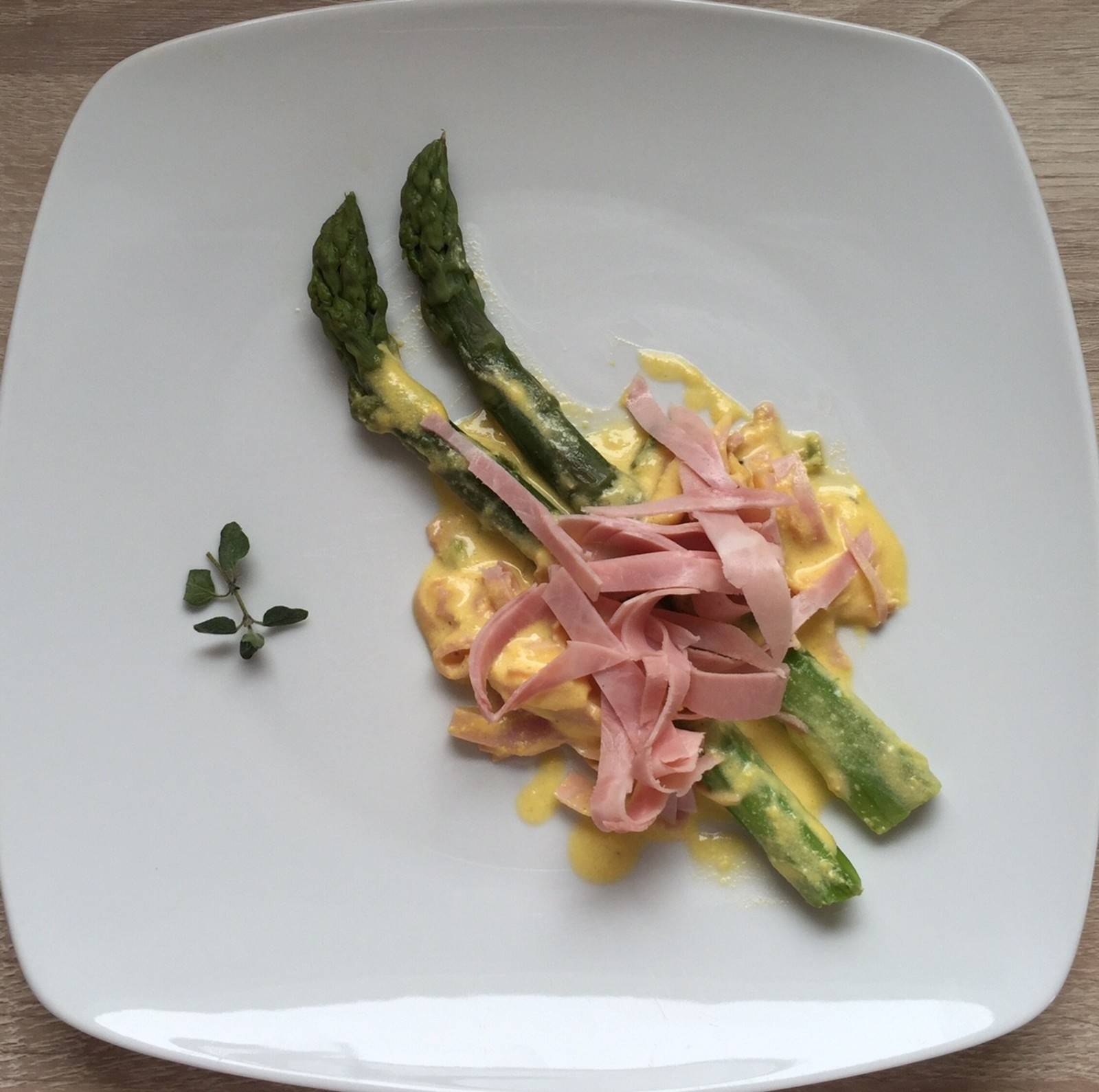 Spargel mit Schinken und Sauce Hollandaise Rezept - ichkoche.at