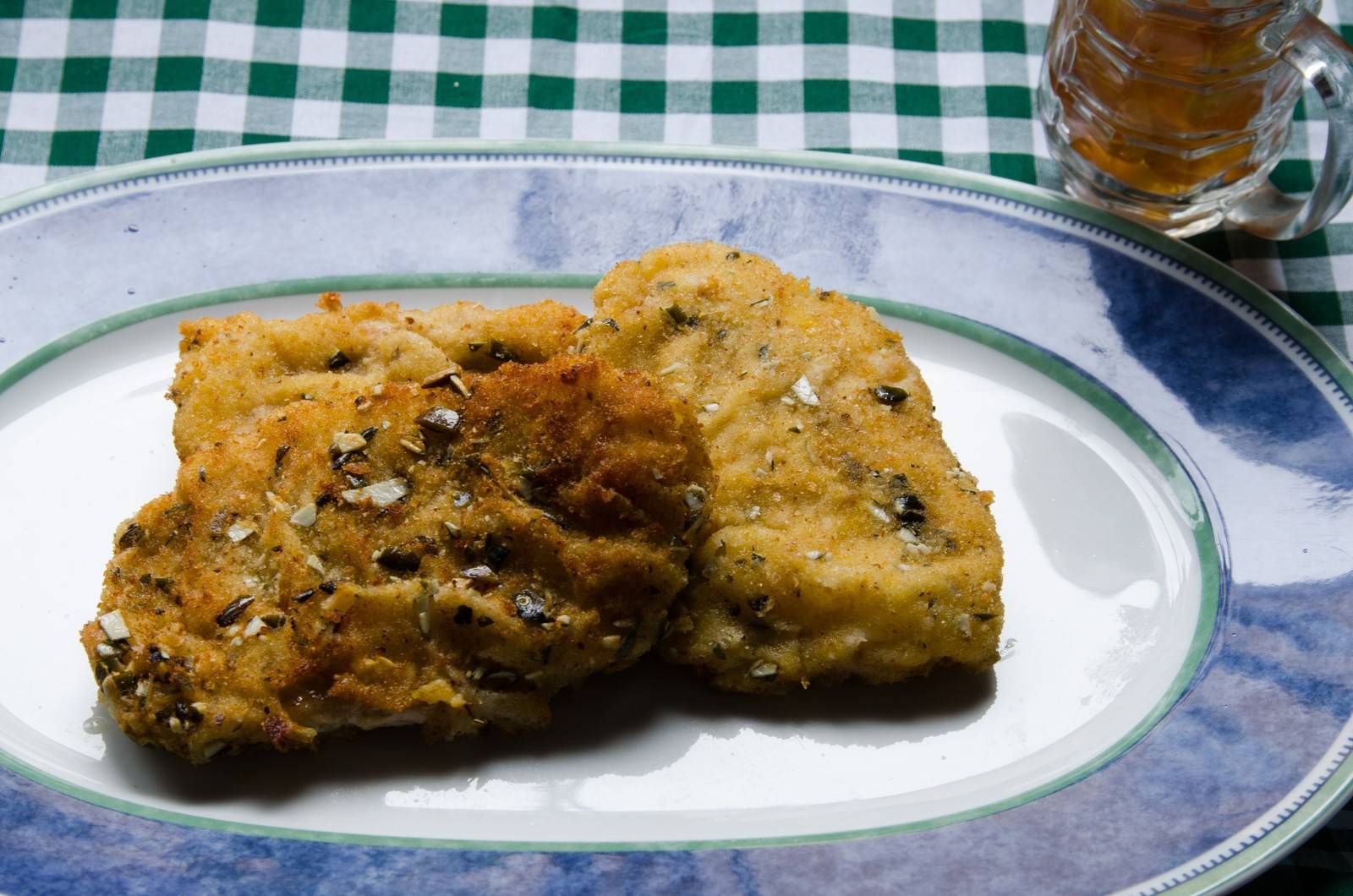 Lammschnitzel in Kürbiskernpanier und Apfelkompott