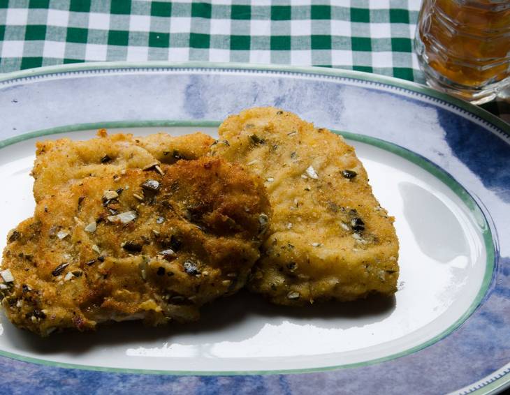 Lammschnitzel in Kürbiskernpanier und Apfelkompott