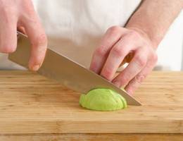 Schritt 1: Die geschälte Avocado in dünne Scheiben schneiden. Schritt 1: Die geschälte Avocado in dünne Scheiben schneiden.