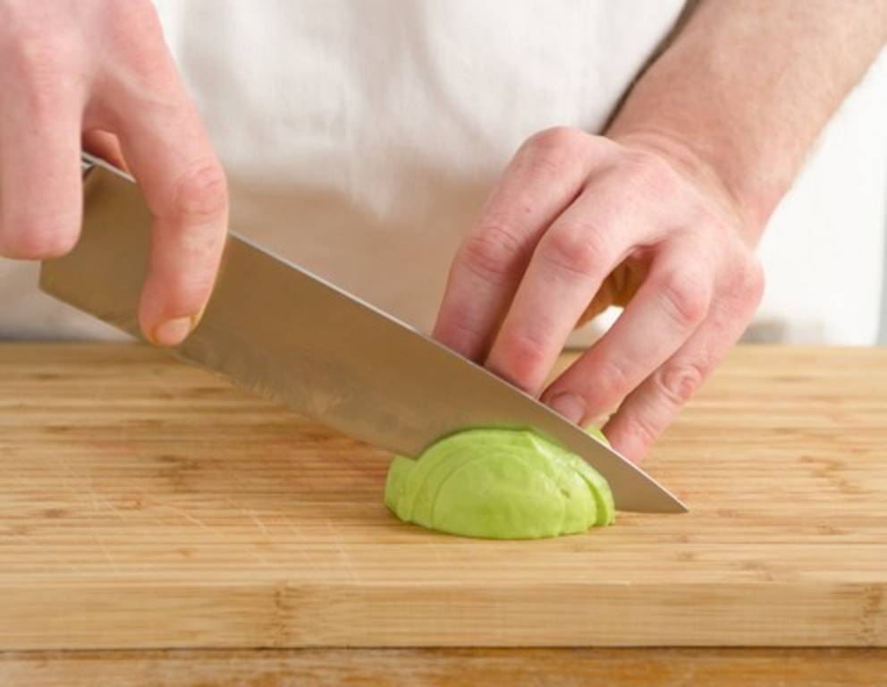 Schritt 1: Die geschälte Avocado in dünne Scheiben schneiden. Schritt 1: Die geschälte Avocado in dünne Scheiben schneiden.