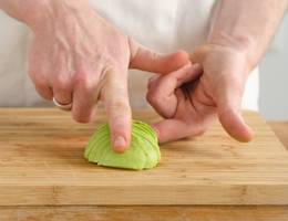Schritt 2: Die Avocadoscheiben vorsichtig auseinander ziehen. Schritt 2: Die Avocadoscheiben vorsichtig auseinander ziehen.