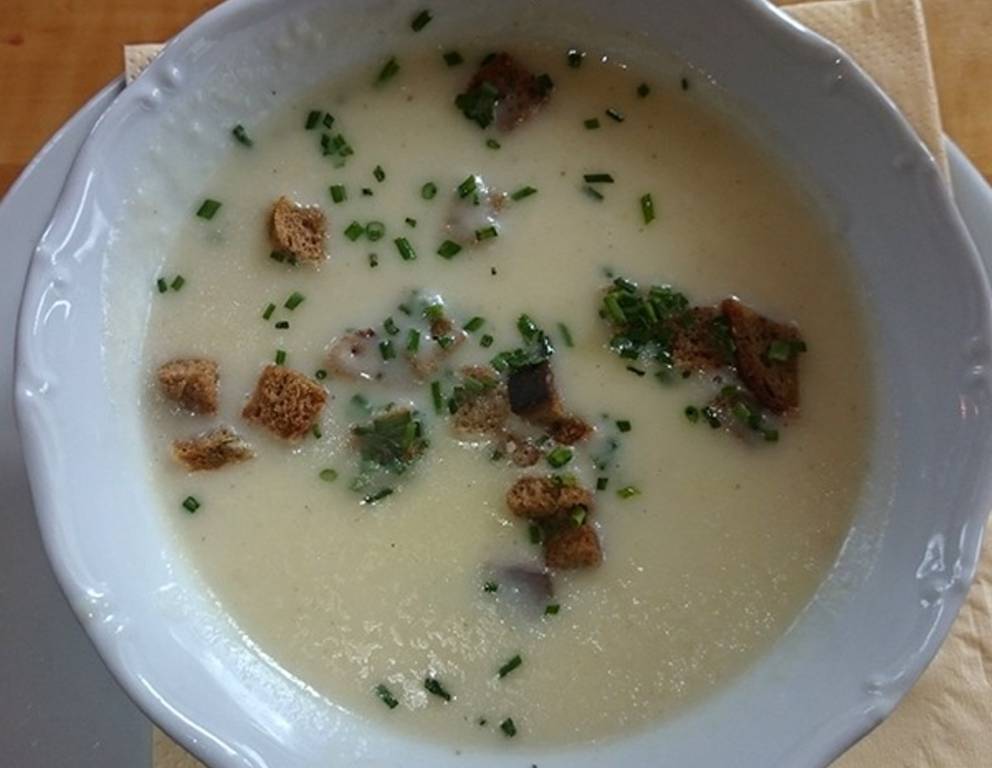 Knoblauchcremesuppe mit Knoblauch-Croûtons Knoblauchcremesuppe mit Knoblauch-Croûtons