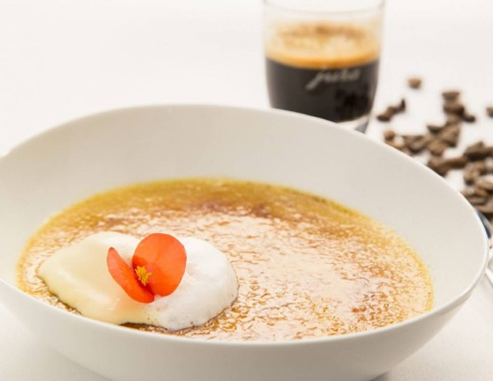 Crème brûlée mit weißem Kaffee-Eis Rezept