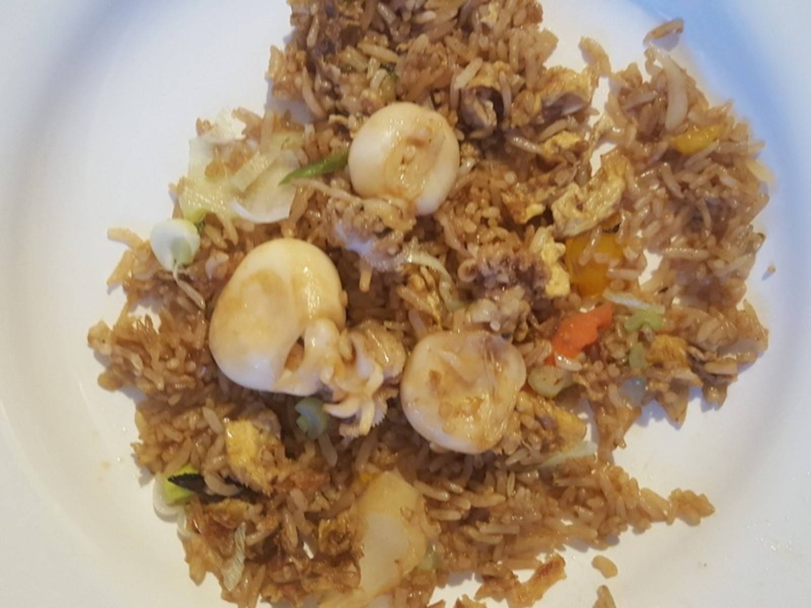 Asiatischer Reis mit Baby Calamari