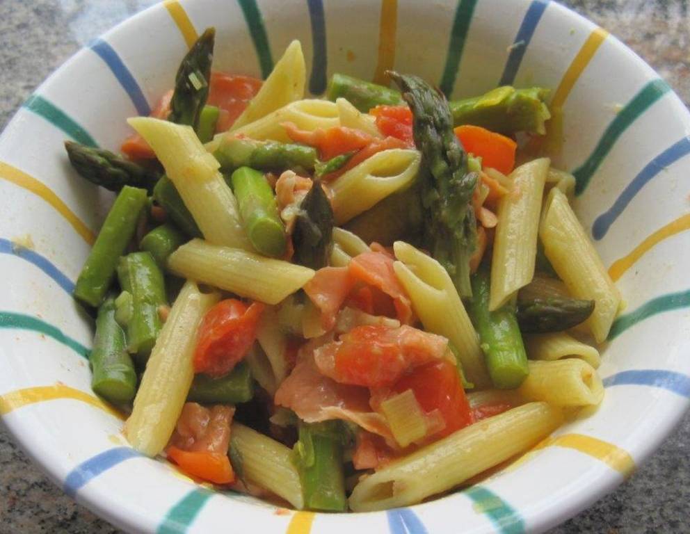 One Pot Pasta mit grünem Spargel und Räucherlachs One Pot Pasta mit grünem Spargel und Räucherlachs