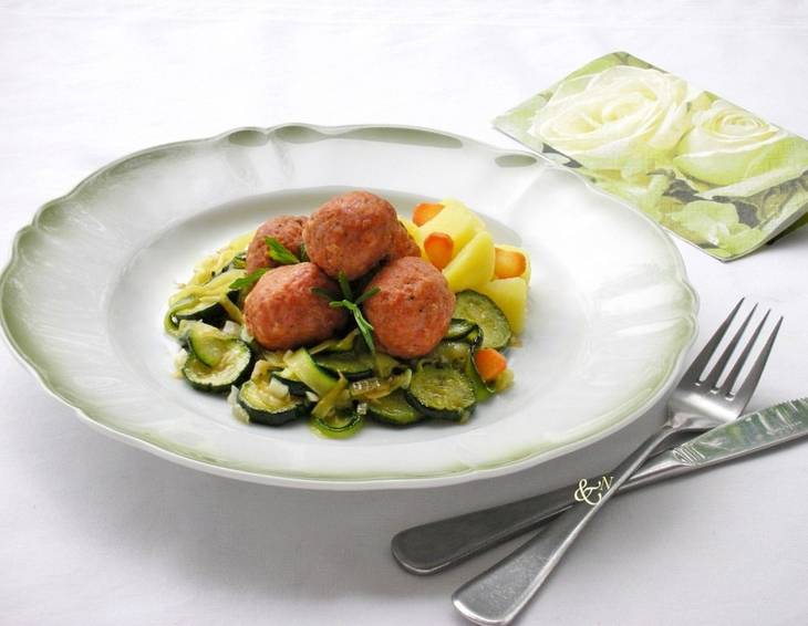 Zucchini-Gemüse mit Fleischbällchen Zucchini-Gemüse mit Fleischbällchen