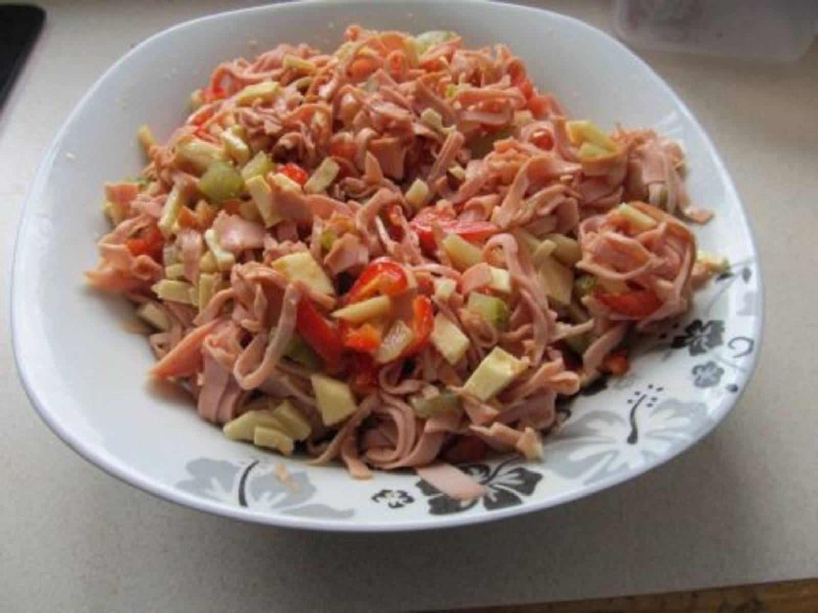 Wurstsalat mit Käse und Paprika