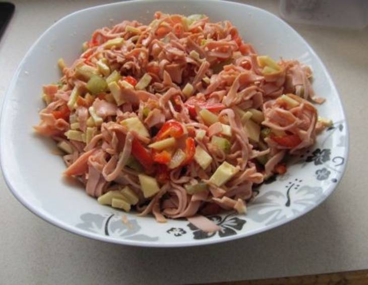 Wurstsalat mit Käse und Paprika