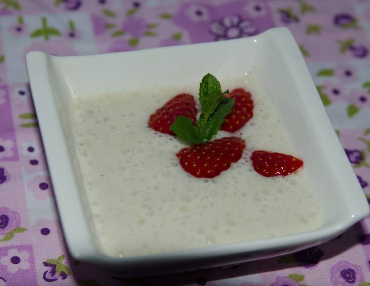 Erdbeeren mit Bananen-Joghurt-Schaum