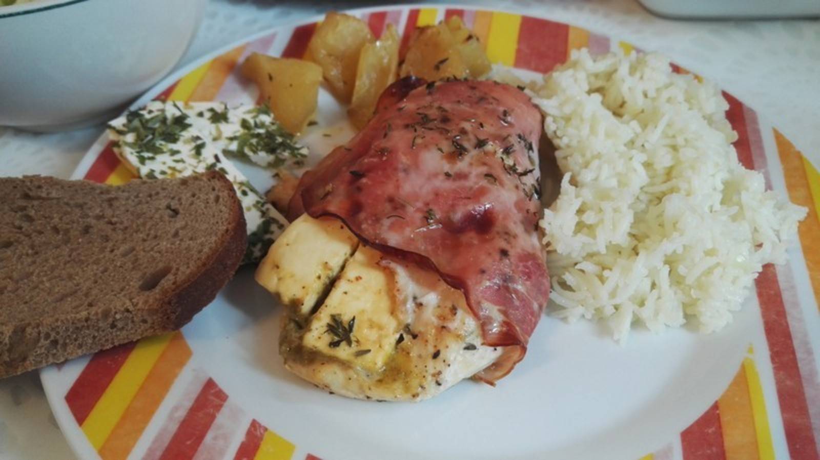 Mit Feta gefüllte Hühnerbrüste im Schinkenmantel