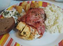 Mit Feta gefüllte Hühnerbrüste im Schinkenmantel Mit Feta gefüllte Hühnerbrüste im Schinkenmantel