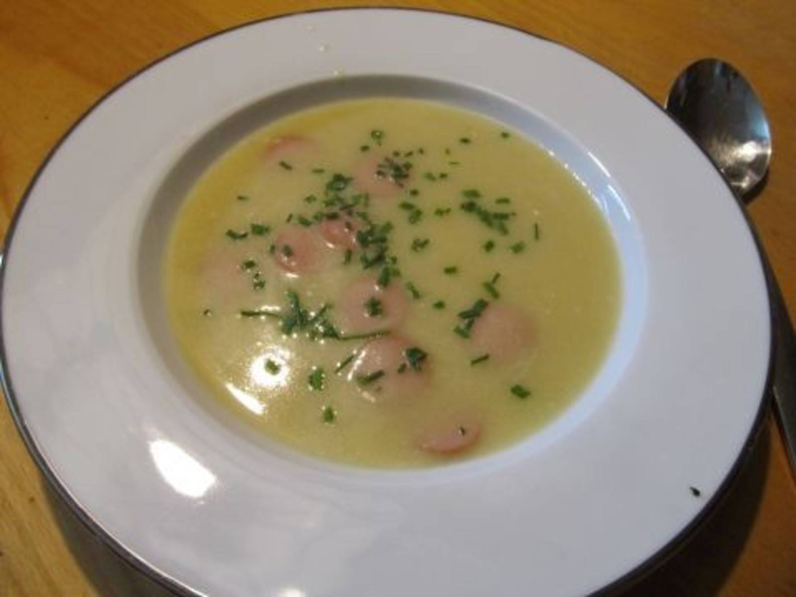 Erdäpfelsuppe mit Würstchen