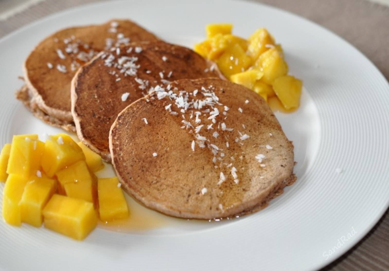 Kokos-Pancakes mit Mangos