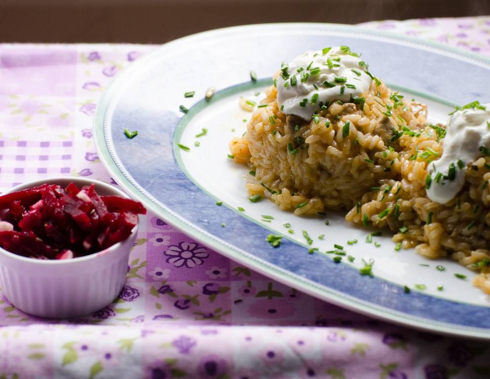 Reisfleisch mit Rote-Rüben-Salat Reisfleisch mit Rote-Rüben-Salat