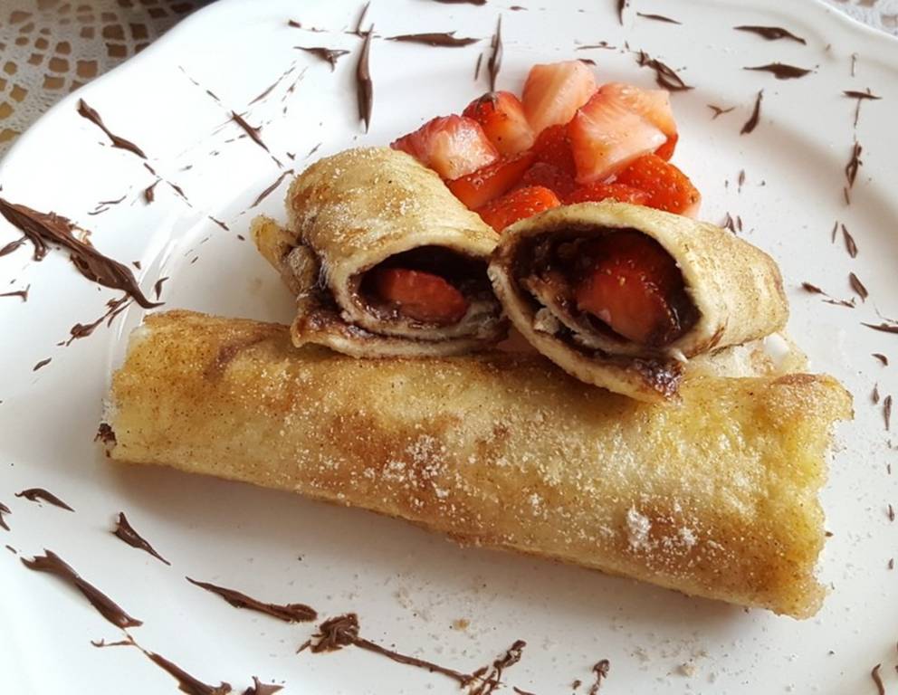 French Toast Röllchen mit Nutella- und Erdbeerfülle French Toast Röllchen mit Nutella- und Erdbeerfülle