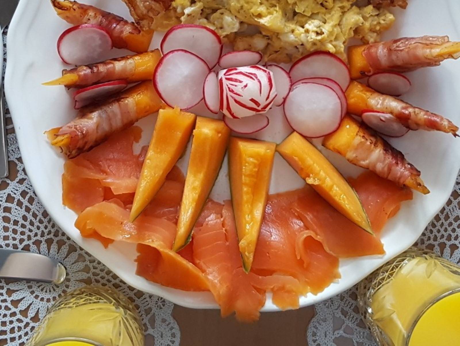 Melonen im Speckmantel, Lachs und Radieschen