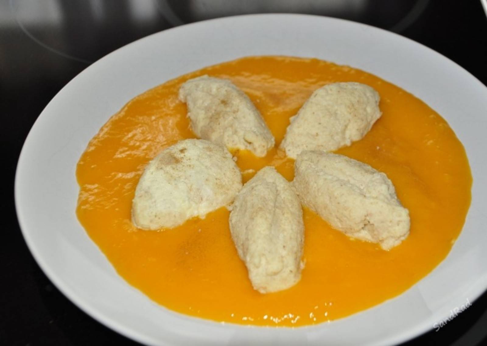 Kardamom-Topfennocken auf Mangomus Rezept - ichkoche.at Kardamom-Topfennocken auf Mangomus Rezept - ichkoche.at