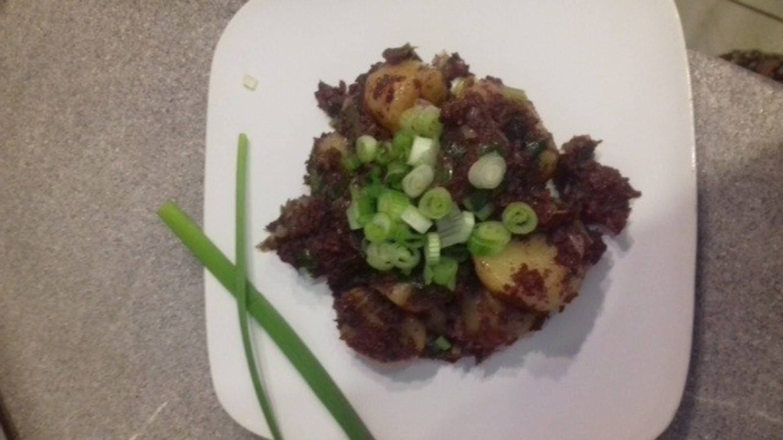 Blunzengröstl mit Frühlingszwiebel