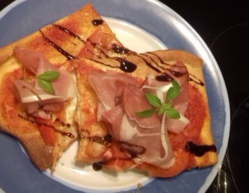 Gemüsepizza mit Rohschinken Gemüsepizza mit Rohschinken