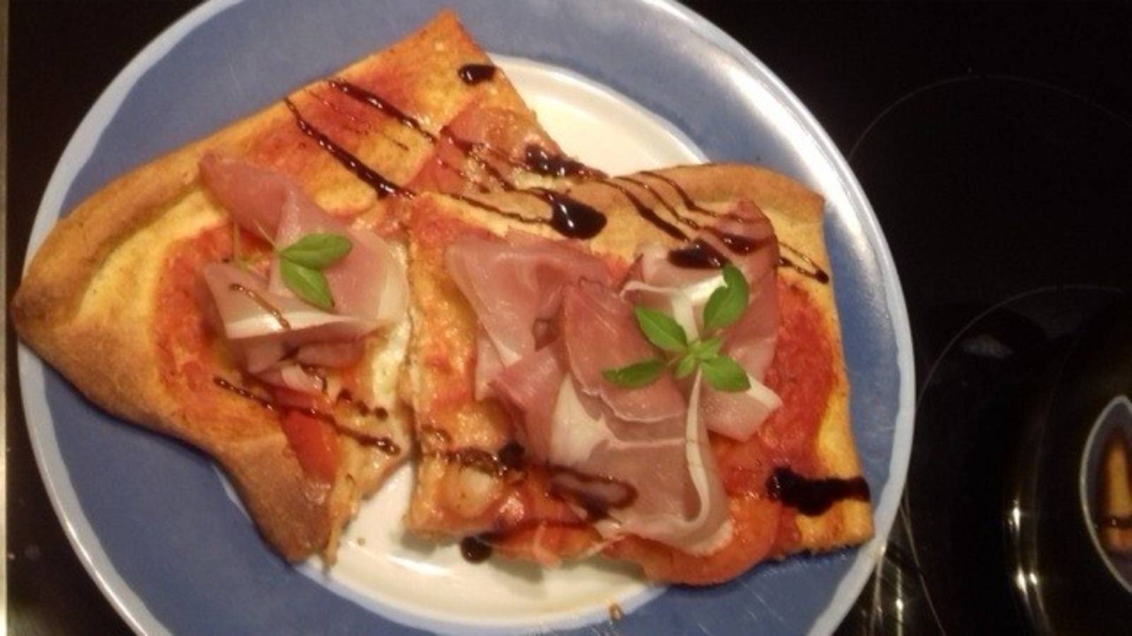 Gemüsepizza mit Rohschinken Rezept - ichkoche.de Gemüsepizza mit Rohschinken Rezept - ichkoche.de