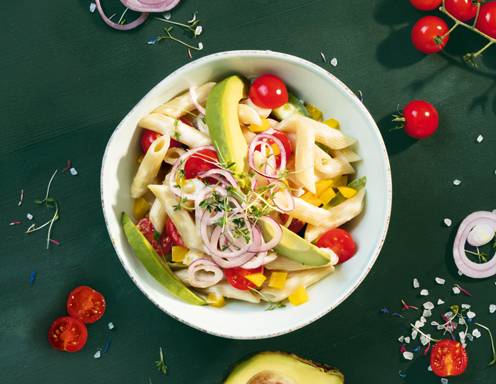 Nudelsalat mit Avocado und Huhn