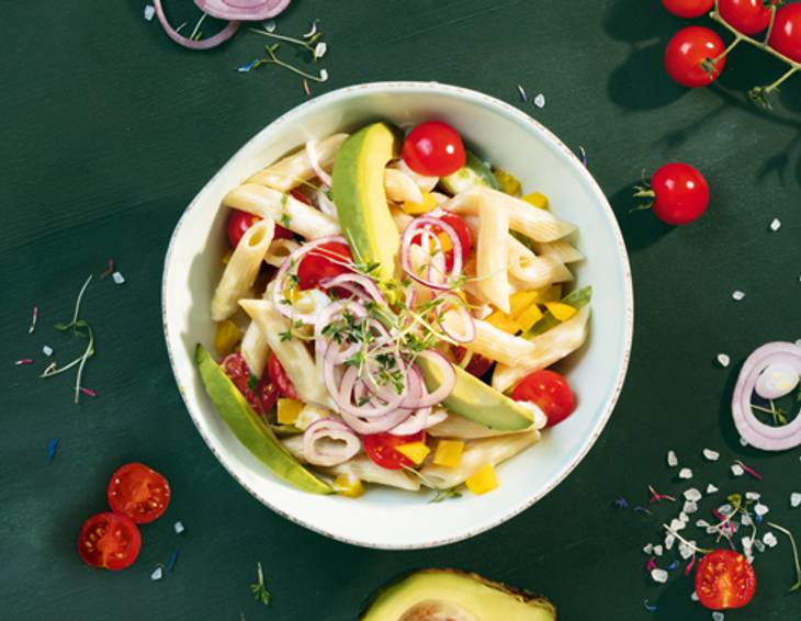 Nudelsalat mit Avocado und Huhn