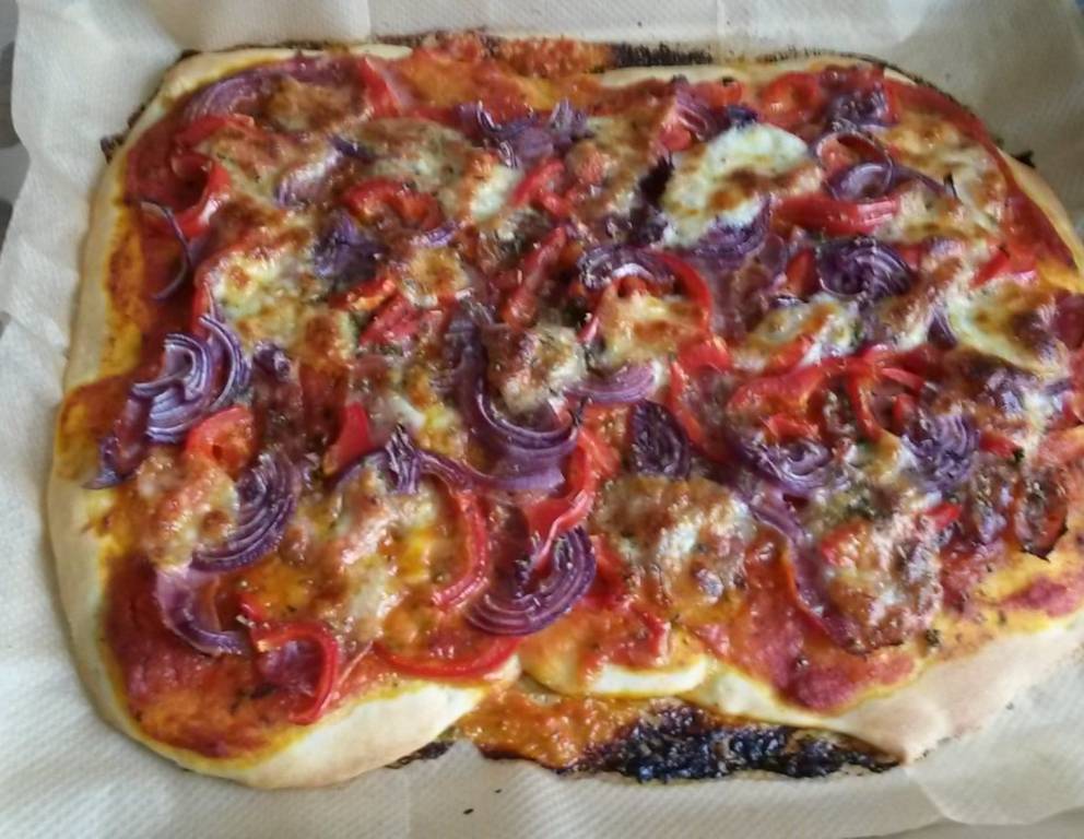 Pizza mit Schinken, Speck und Paprika Pizza mit Schinken, Speck und Paprika