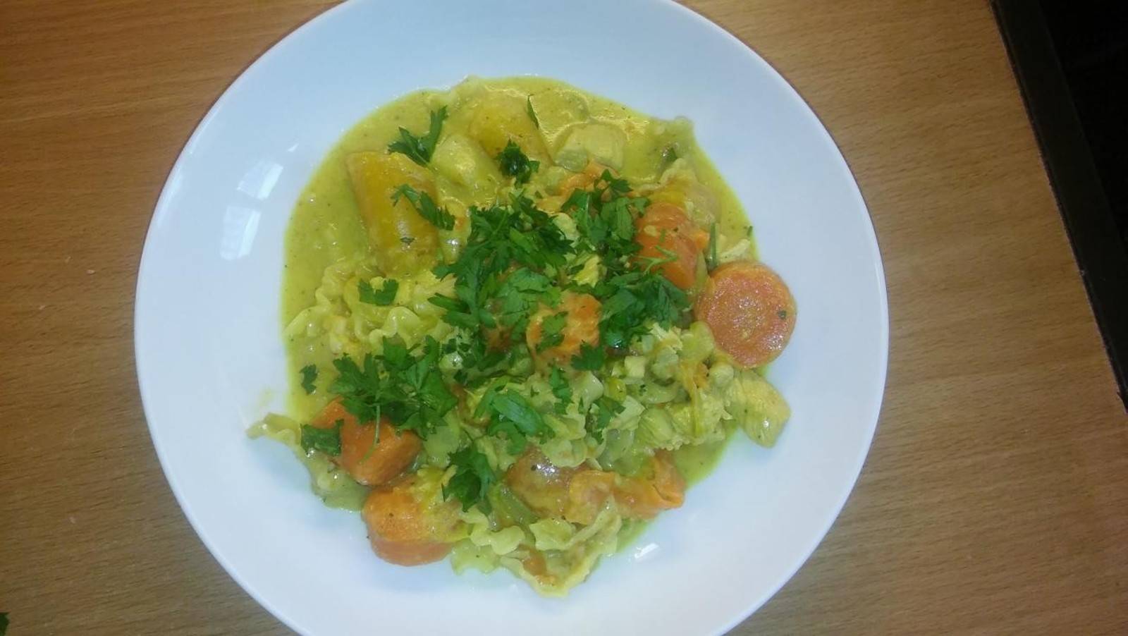 Putencurry mit Nudeln und Gemüse