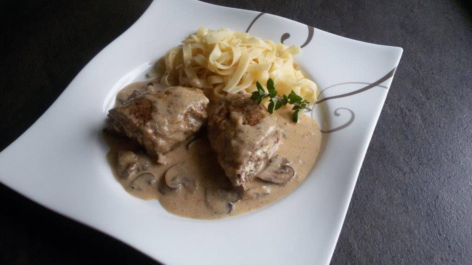 Faschierte Rouladen mit Frischkäse-Champignonfülle Rezept - ichkoche.de