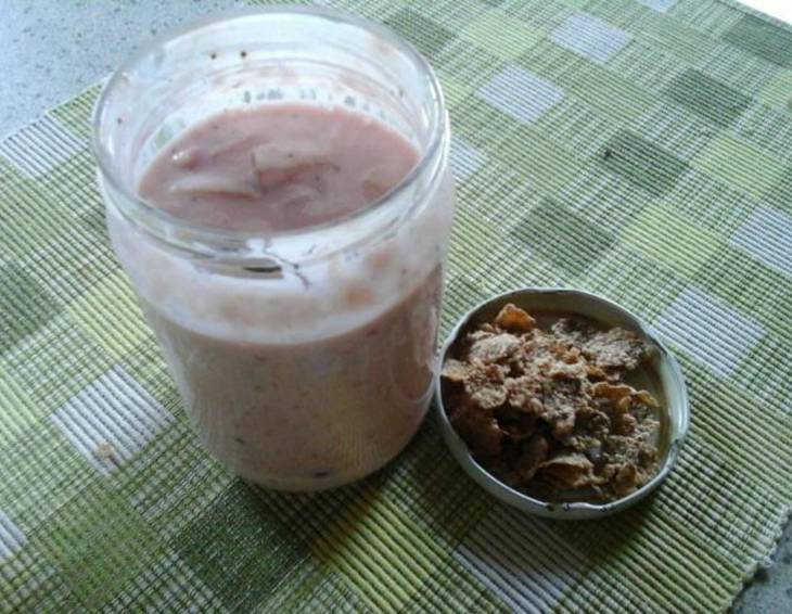 Erdbeer-Fruchjoghurt mit Crunch Erdbeer-Fruchjoghurt mit Crunch