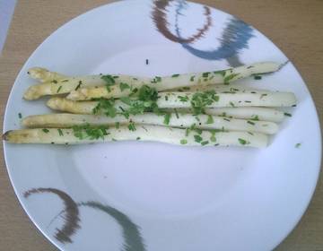 Sautierter Spargel mit Gartenkräutern Sautierter Spargel mit Gartenkräutern