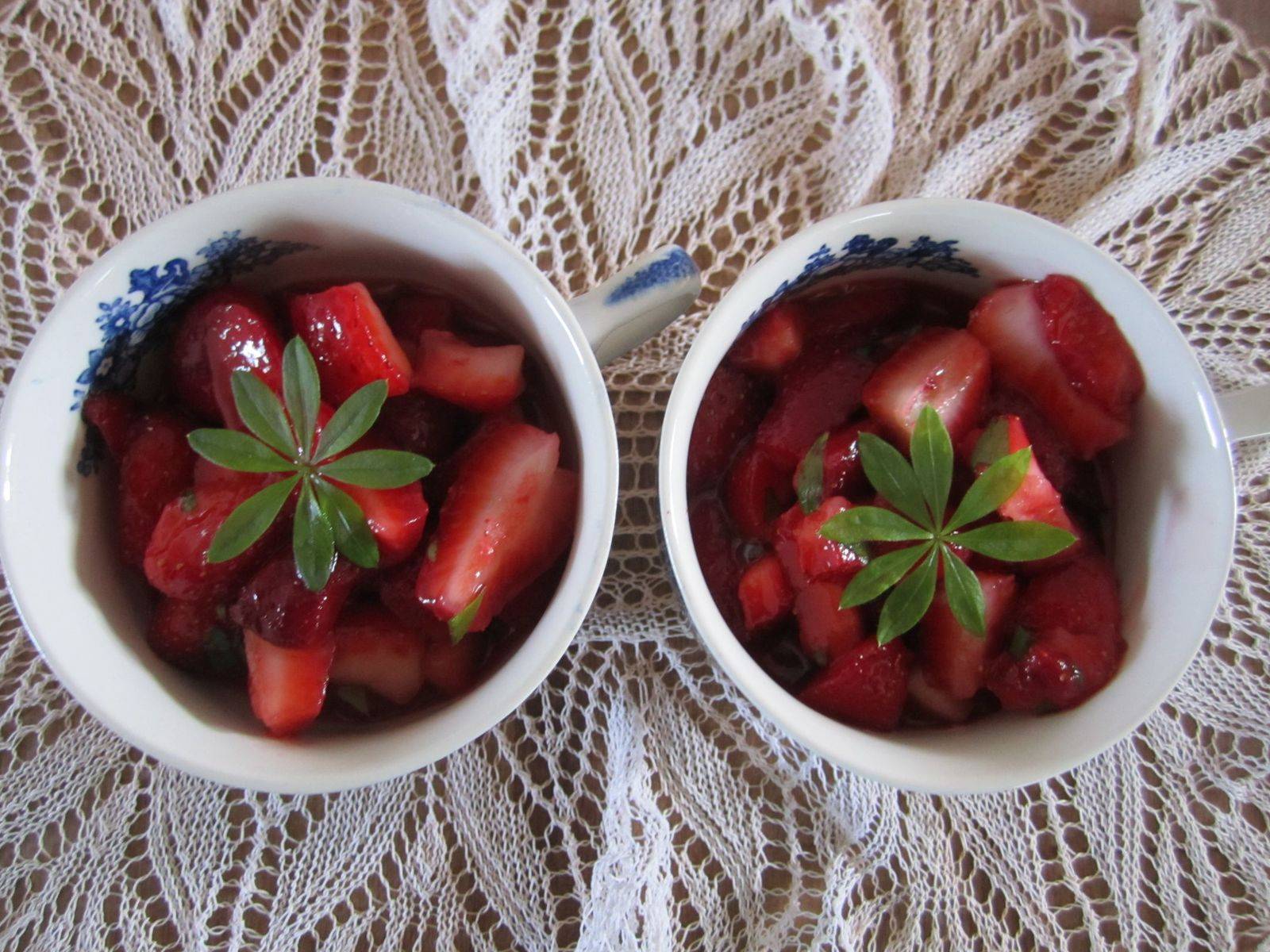 Marinierte Erdbeeren mit Waldmeister Rezept - ichkoche.at