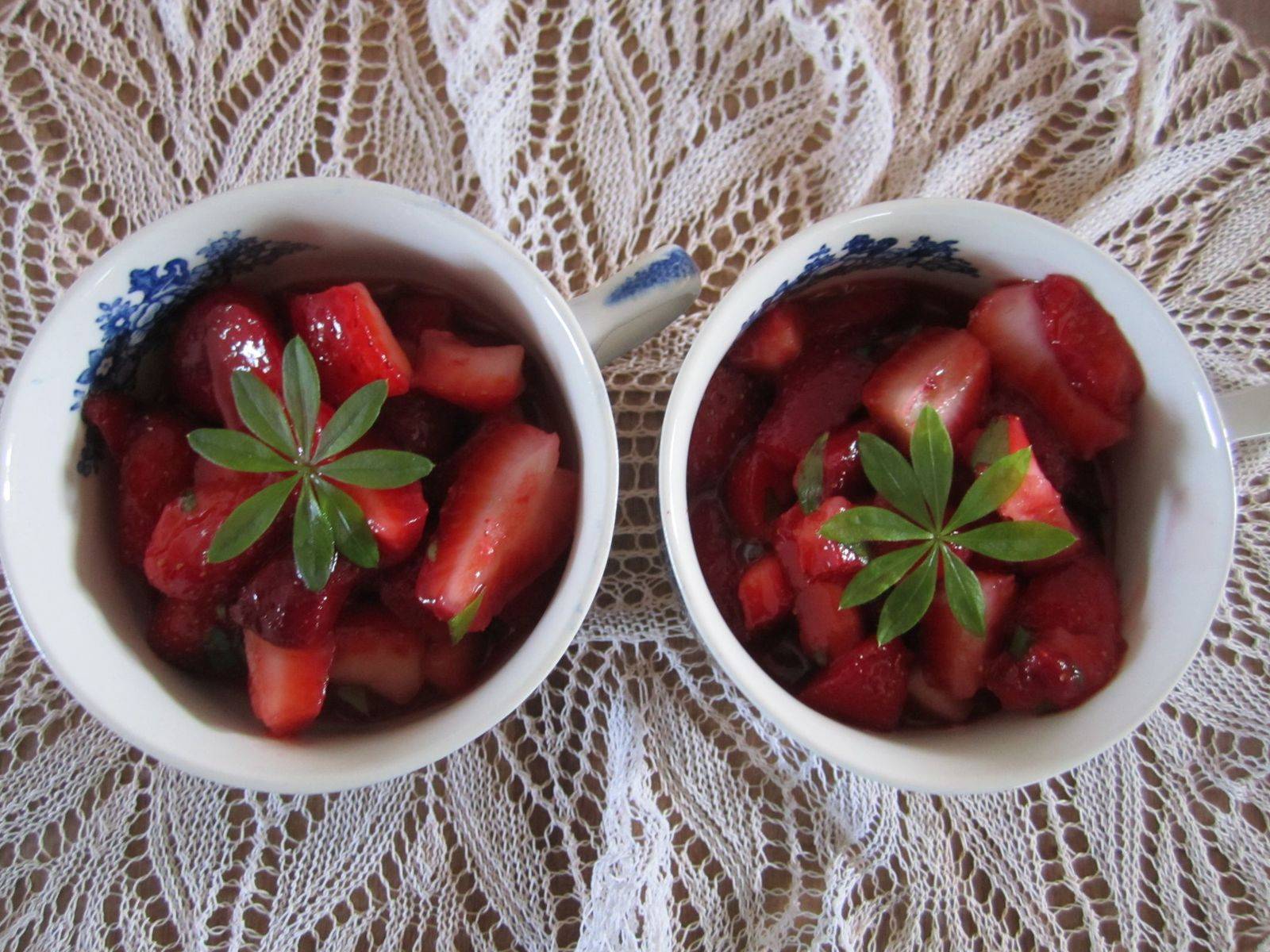 Marinierte Erdbeeren mit Waldmeister