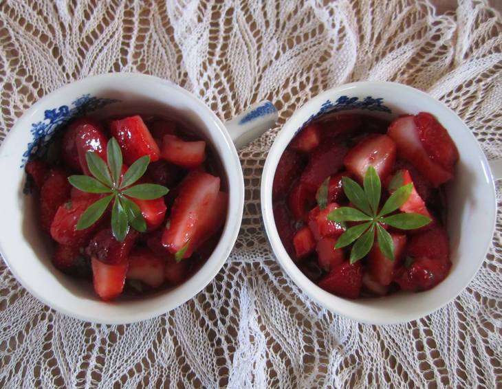 Marinierte Erdbeeren mit Waldmeister