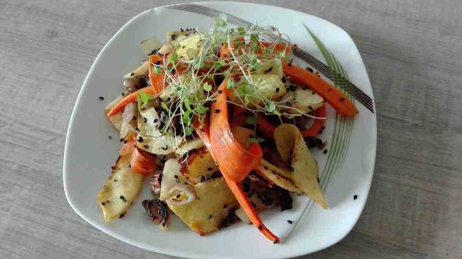 Sellerie-Karotten-Sesam-Pfanne