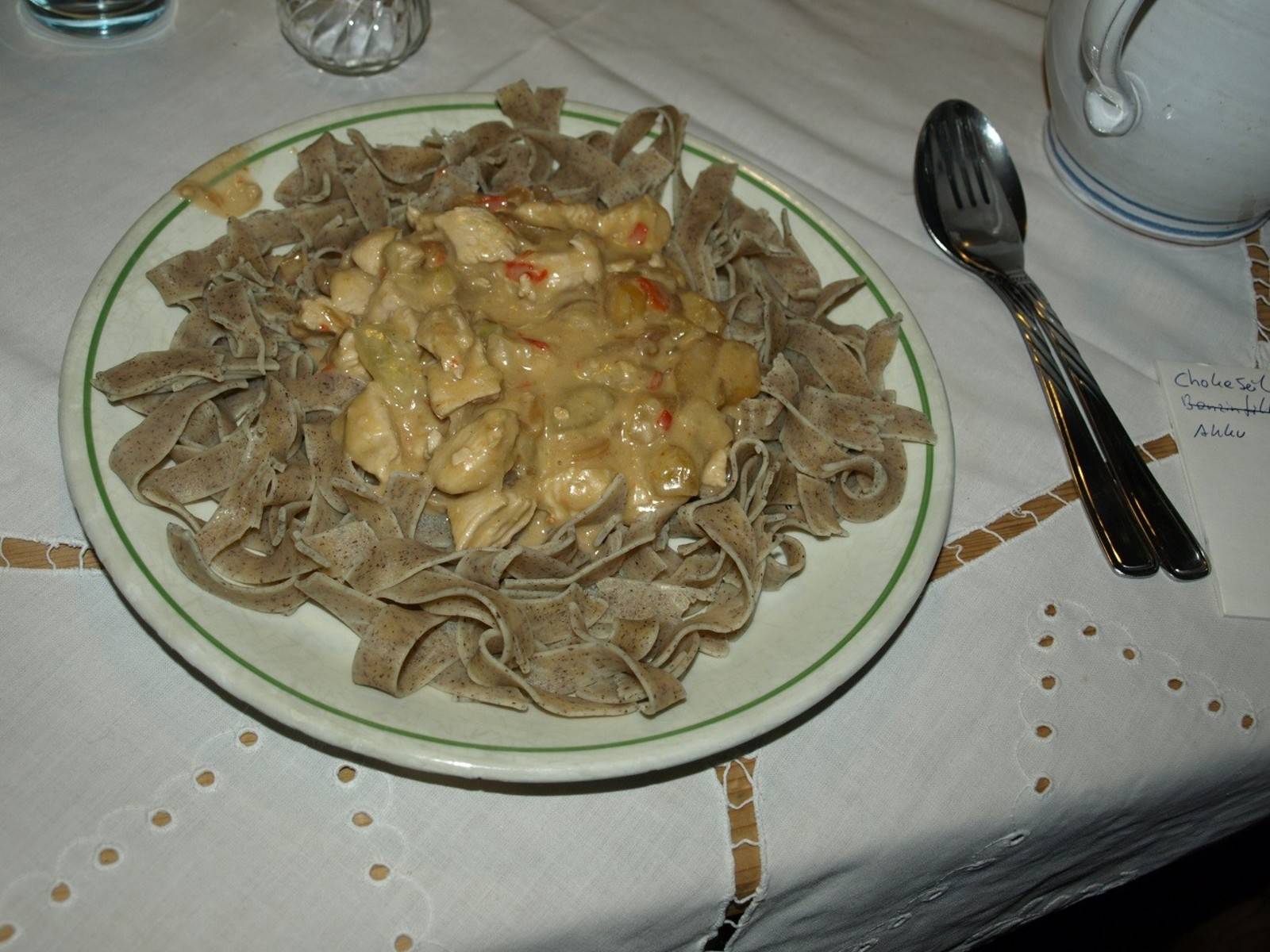 Putenfleisch mit Mango auf Mohnbandnudeln