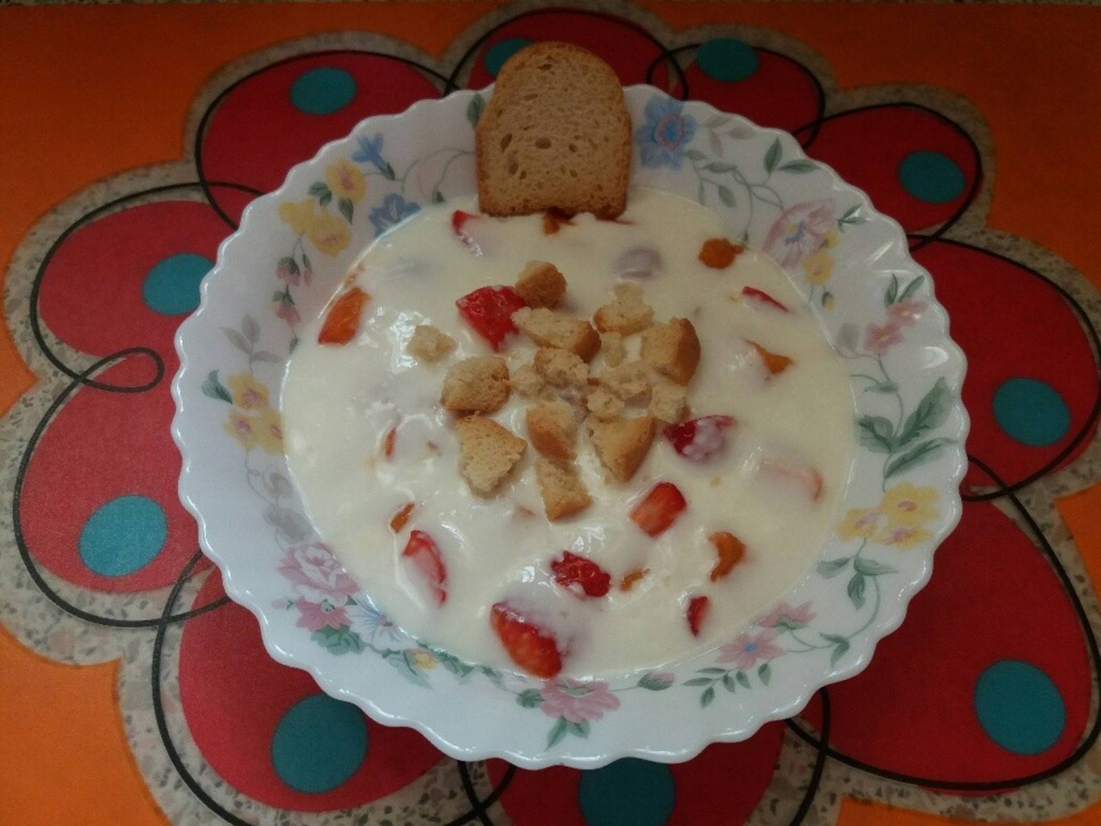 Kalte Buttermilchsuppe mit Obst