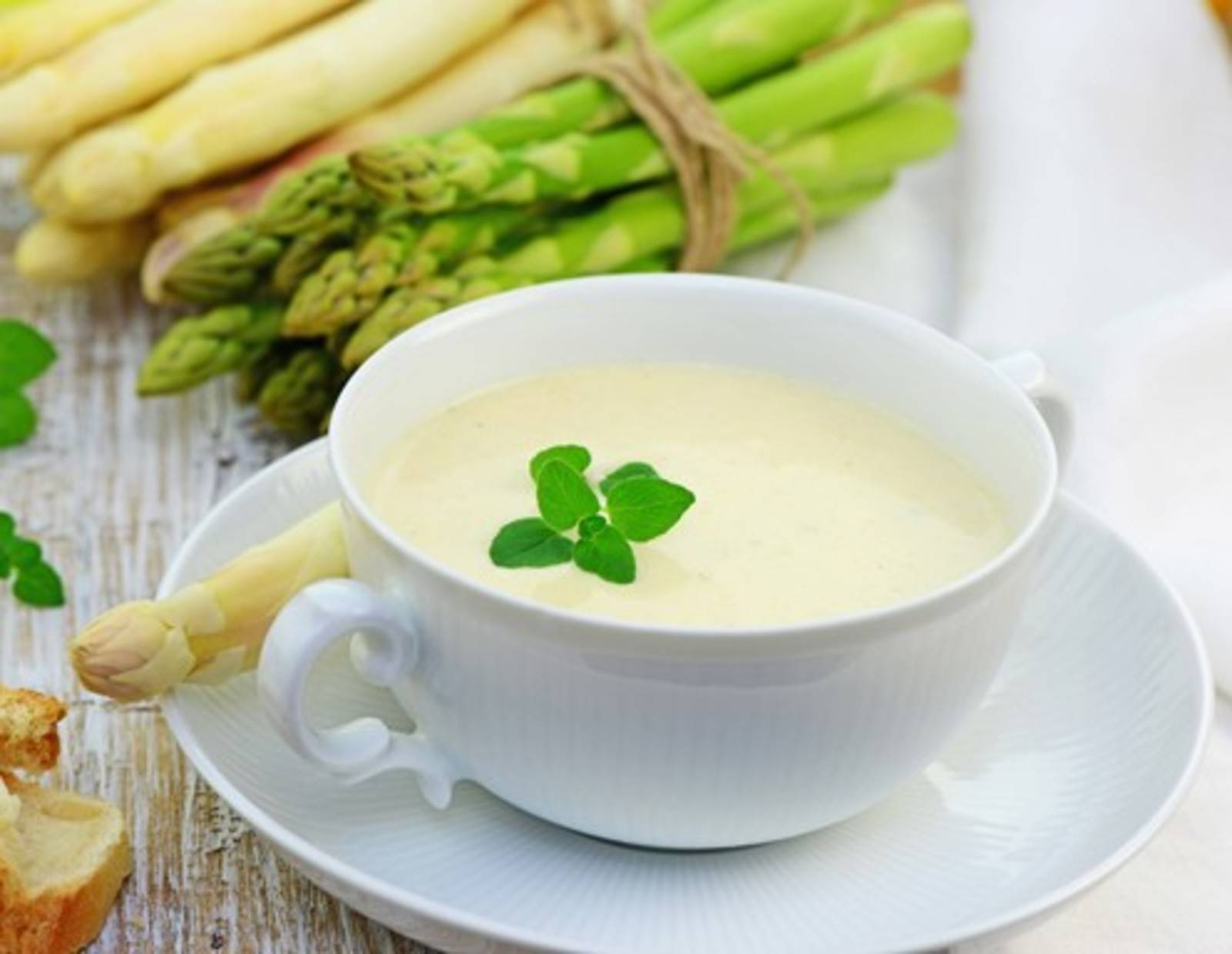 Waldmeister-Spargelsuppe Rezept