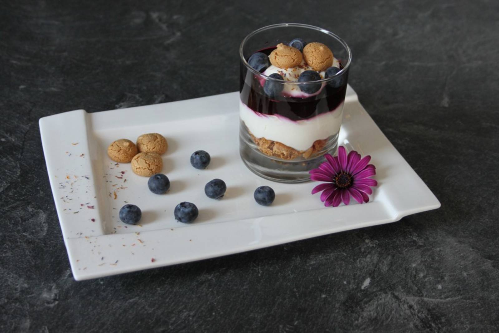 Heidelbeer-Amarettini-Dessert Rezept - ichkoche.ch Heidelbeer-Amarettini-Dessert Rezept - ichkoche.ch