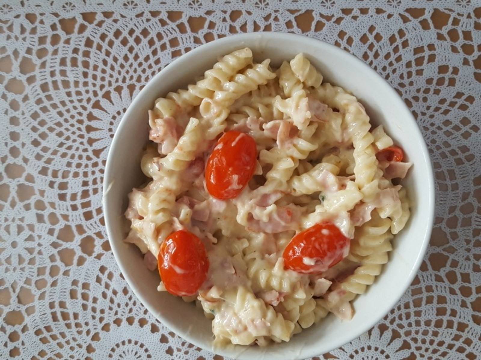 Rahmnudeln mit Speck, Tomaten und Käse