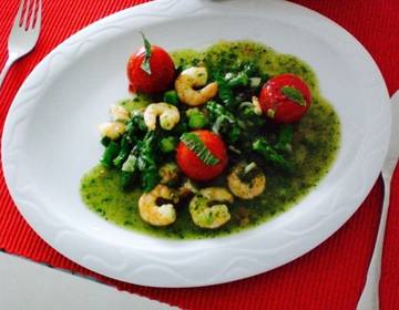 Garnelen mit grünem Spargel und Blutsauerampfer Garnelen mit grünem Spargel und Blutsauerampfer