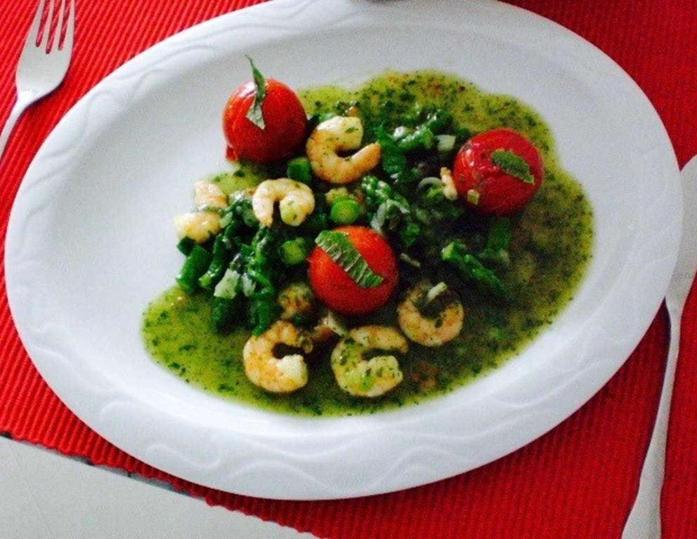 Garnelen mit grünem Spargel und Blutsauerampfer Garnelen mit grünem Spargel und Blutsauerampfer